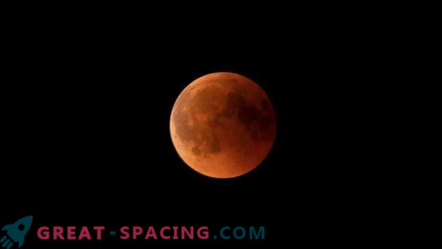Eclipsa lunară totală: fotografii ale observatorilor