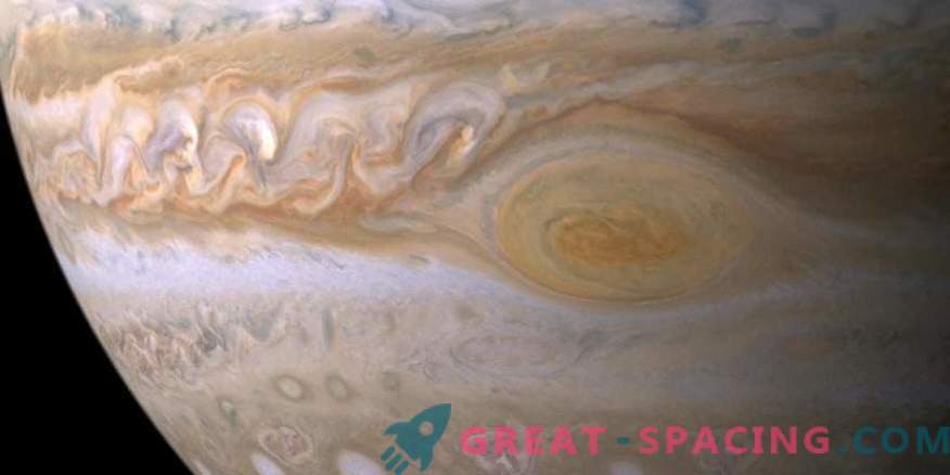 Punctul roșu al lui Jupiter devine mai mare