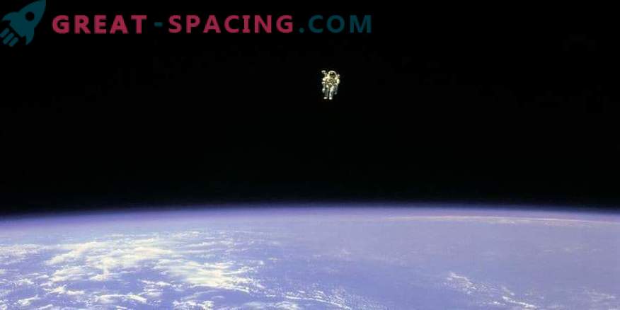 Astronautul Bruce McCandless a murit.