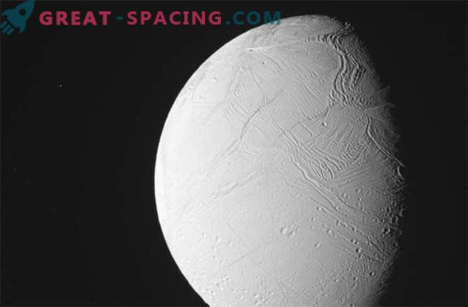 Odiseea spațială a lui Cassini: Trecerea lunilor lui Saturn