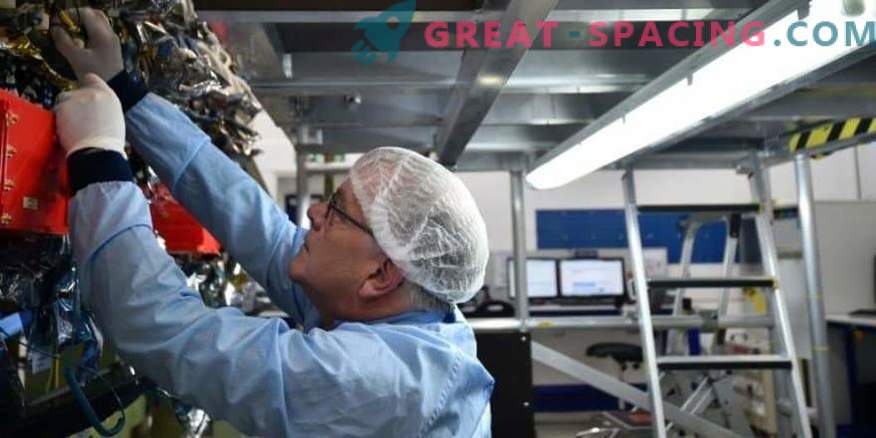Astronautul britanic salută satelitul Airbus