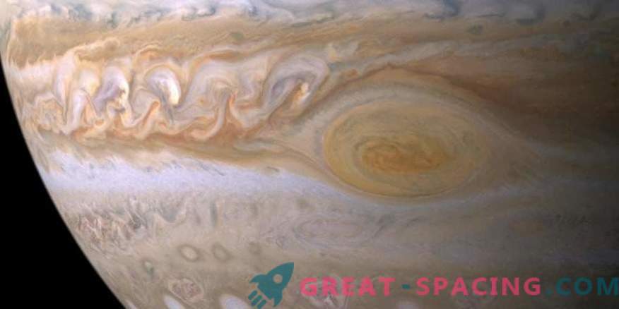 Fenomene meteorologice uimitoare în Marele Punct Roșu al lui Jupiter