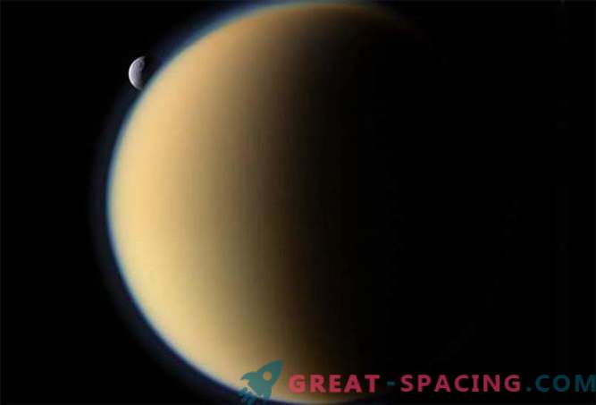 Sonda spațială Cassini va face un ultim zbor peste cele două luni de gheață ale lui Saturn