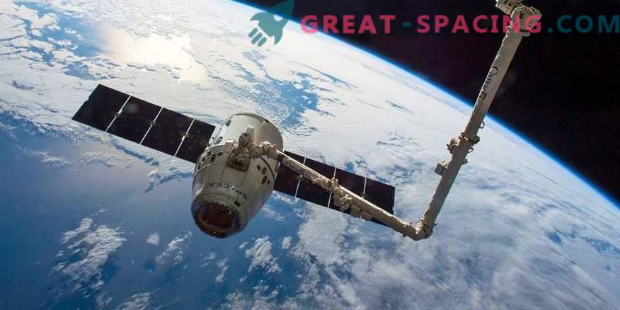 Videoclipul captează rămas bun de la ISS și capsula Dragon.