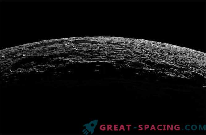 De ce sunt craterele șterse pe lunile lui Saturn?