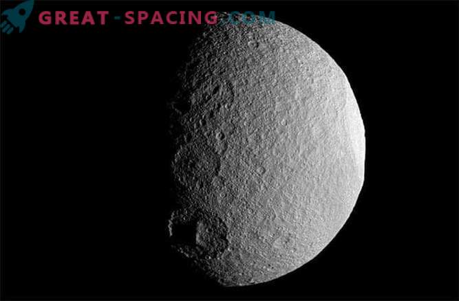De ce sunt craterele șterse pe lunile lui Saturn?
