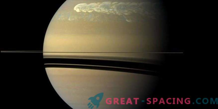 Furtunile de dimensiuni mari scuture atmosfera lui Saturn