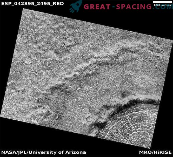 Orbiterul a capturat un crater plin de fisuri pe suprafața planetei Marte