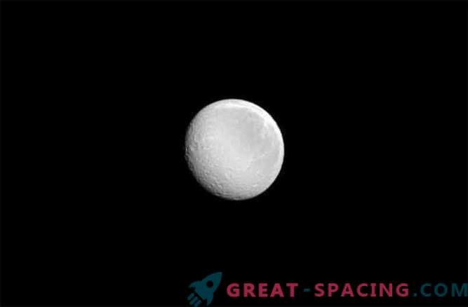 Luna plină a lui Saturn: Ray strălucește intens pentru Cassini