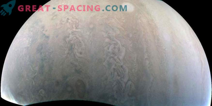 Furtuna feroce a lui Jupiter se întâlnește cu Juno