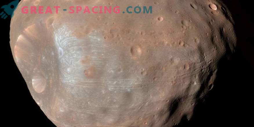 Cine a lăsat brazdele pe suprafața satelitului marțian Phobos?