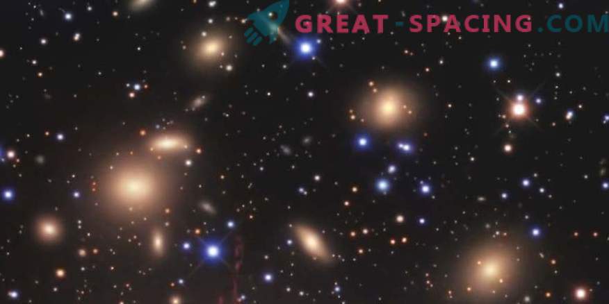 Obiectivul gravitațional în jurul unui cluster galactic incredibil de dens