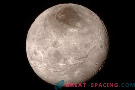 Noi orizonturi: Pluto are munți înghețați, Charon este activ