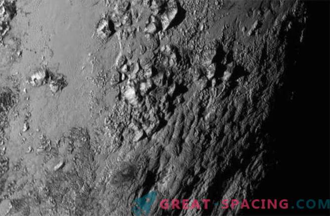 Noi orizonturi: Pluto are munți înghețați, Charon este activ