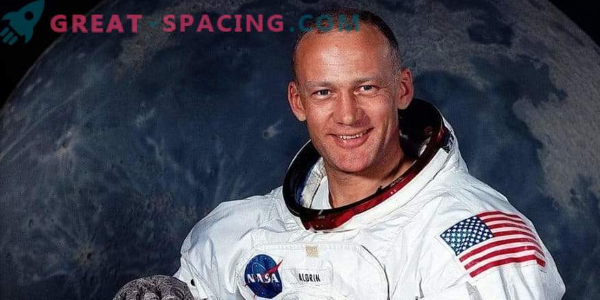 Prima întâlnire pe Lună: cum a fost ritualul lui Buzz Aldrin