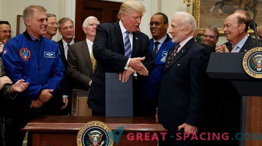 Prima întâlnire pe Lună: cum a fost ritualul lui Buzz Aldrin
