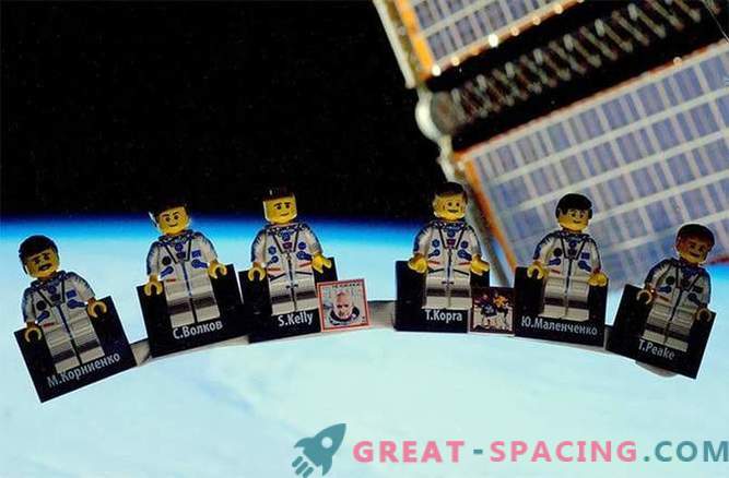 Astronautul Marii Britanii demonstrează stația spațială LEGO pentru călăreții
