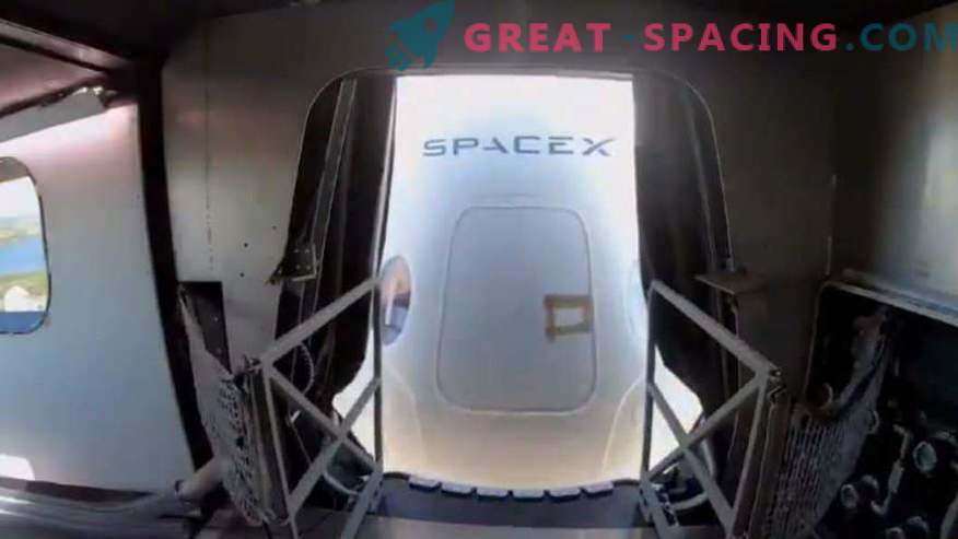 SpaceX prezintă manșonul de acces al echipajului la echipajul Dragon