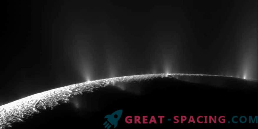 Satelitul lui Saturn Enceladus are un ocean sub suprafața sa