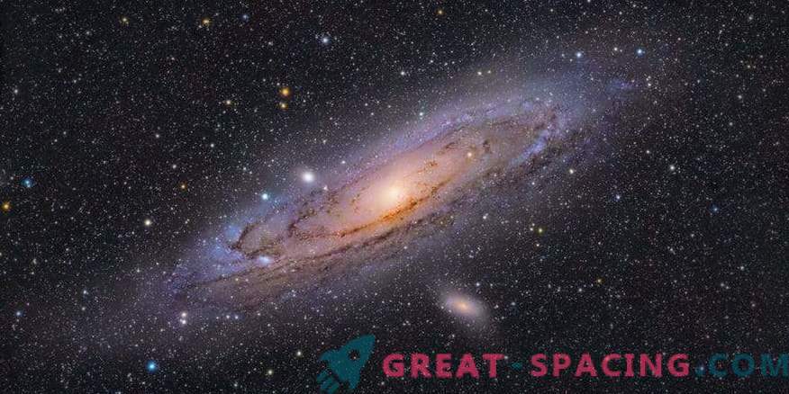 Andromeda Galaxy pâlpâie în marea colorată a stelelor