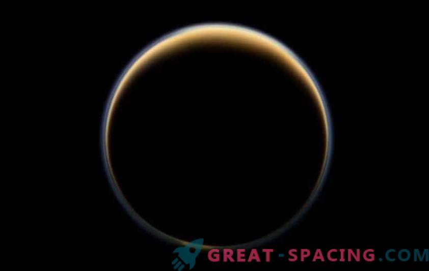 Cassini a descoperit cristale de gheață de metan în atmosfera lui Titan