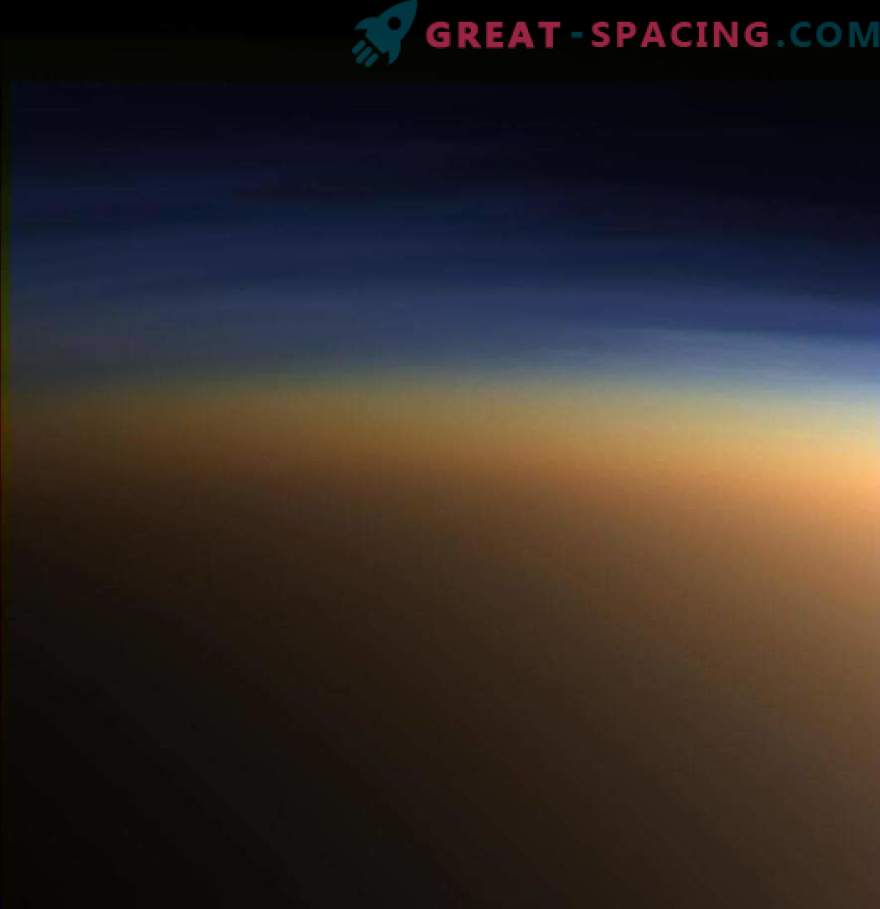 Cassini a descoperit cristale de gheață de metan în atmosfera lui Titan