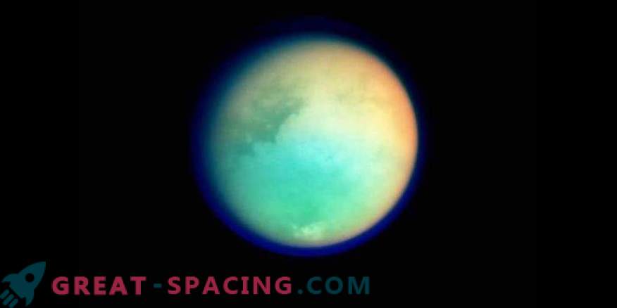 Satelitul lui Saturn Titan arată precipitații proaspete.