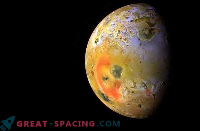 Cum se formează munții pe Io?
