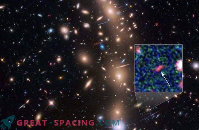 Astronomii au văzut cea mai îndepărtată galaxie