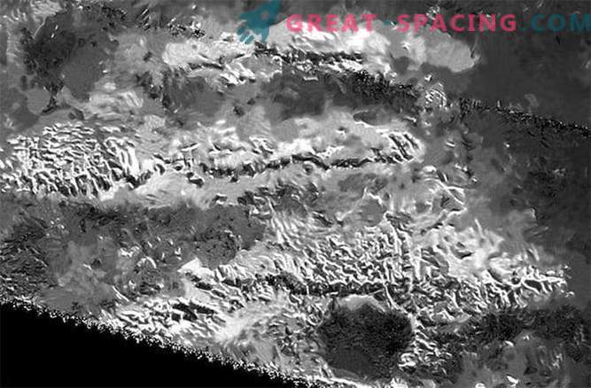 Cei mai înalți munți ai lui Titan - ce se află sub ele?