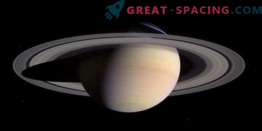 Apa din inelele și lunile lui Saturn amintește de pământ