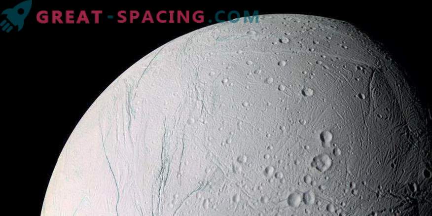 Satelitul lui Saturn Enceladus s-ar putea răsturna