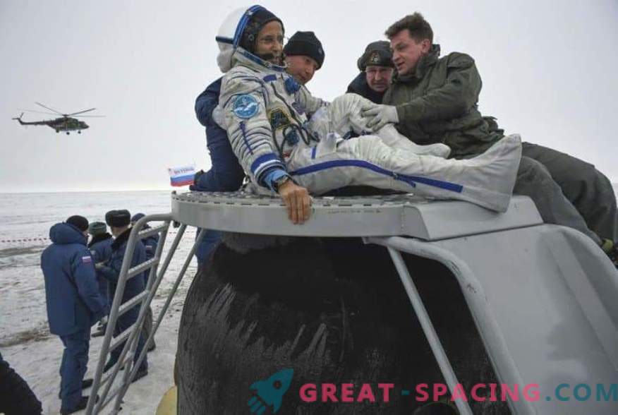 Astronautul și doi astronauți s-au întors de la ISS