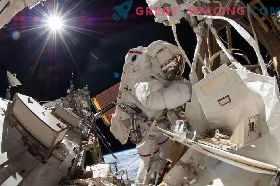 Spectacular spacewalk pe stația spațială: fotografie