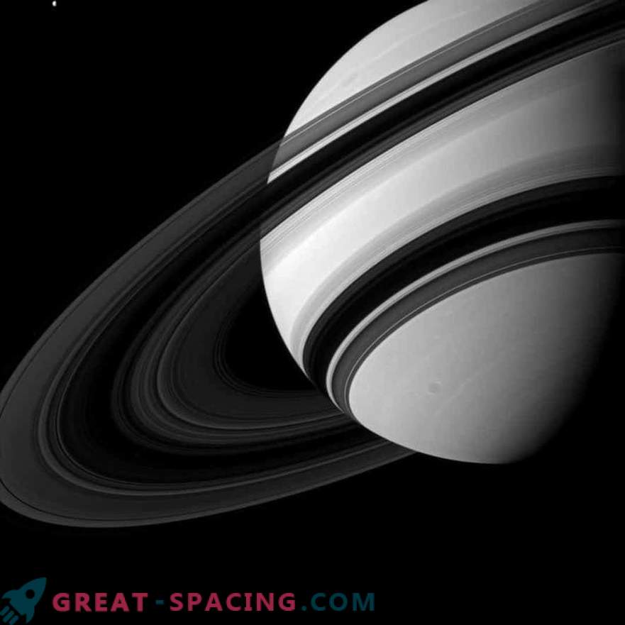 Aparatul Cassini a ars în cerul lui Saturn.
