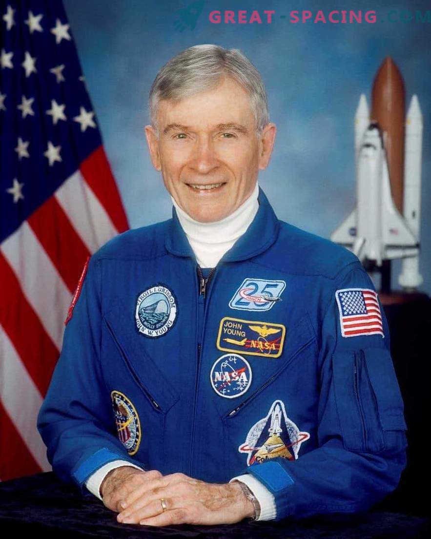 Legendarul astronaut John Young a murit.