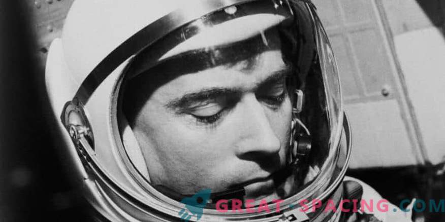 Legendarul astronaut John Young a murit.