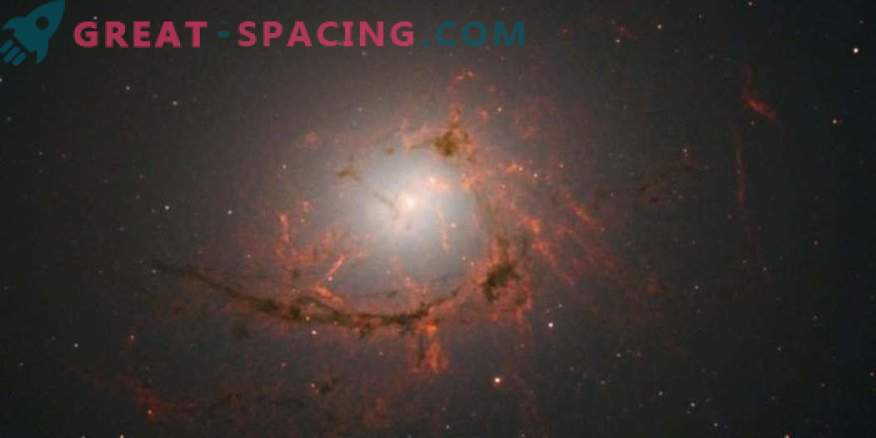 Hubble spionează pe o galaxie ciudată, prăfuită