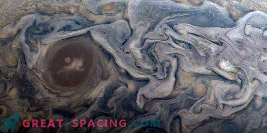 Nori uriași de marmură ai lui Jupiter