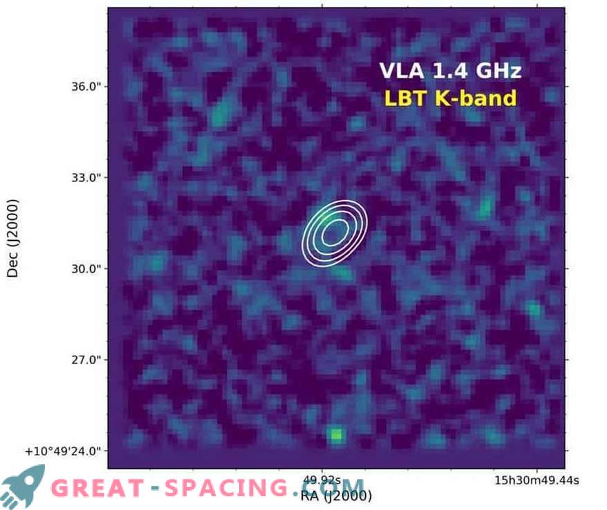 Astronomii raportează cea mai îndepărtată galaxie radio