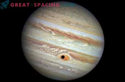 Satelitul lui Jupiter a ascuns Marele Spot Roșu