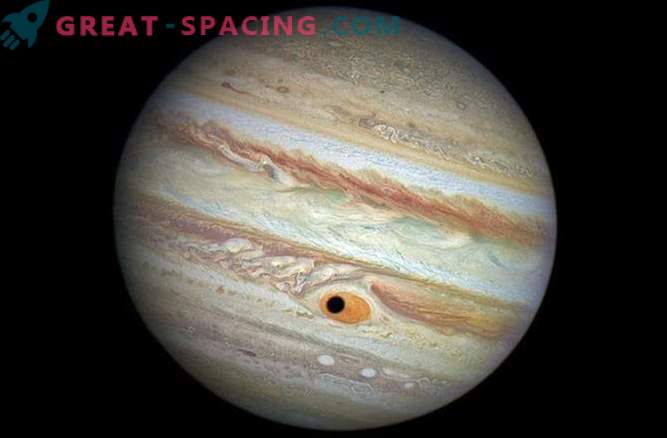 Satelitul lui Jupiter a ascuns Marele Spot Roșu