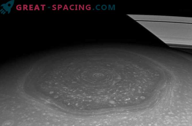 O posibilă explicație a apărut pentru gigantul Saturn hex