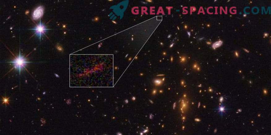Hubble și Spitzer se combină pentru a obține o imagine îmbunătățită a unei galaxii îndepărtate