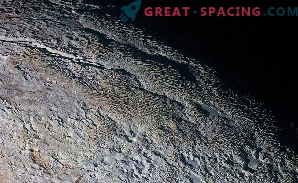 Spino Pluto atrage atenția asupra existenței spițelor de gheață în alte lumi