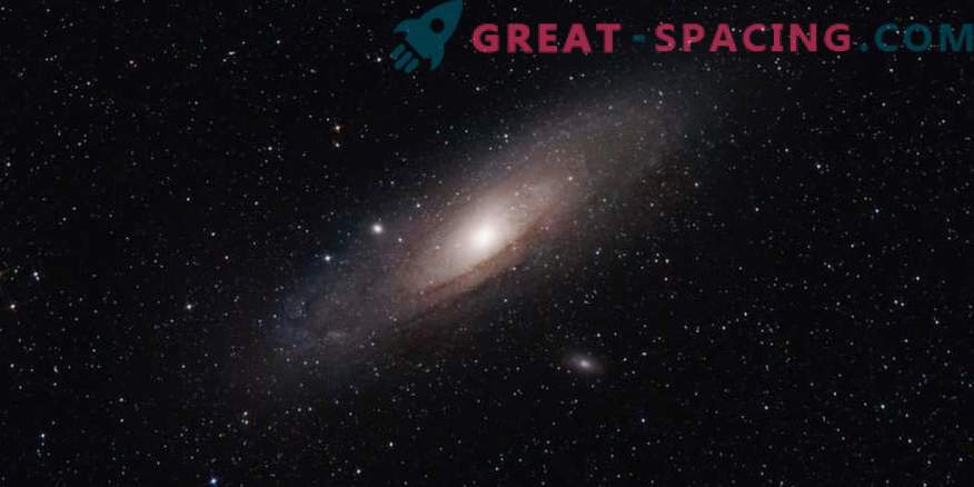 O pereche gigantică de găuri negre care apar în galaxia Andromeda