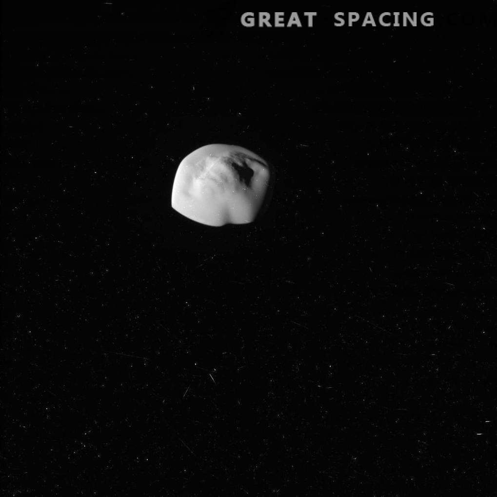 O privire apropiată la satelitul Atlas al lui Saturn