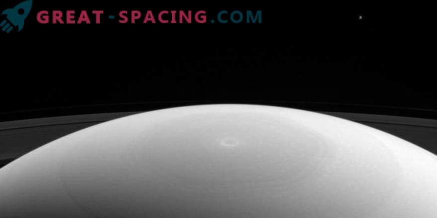Mimas peste polul nord al lui Saturn