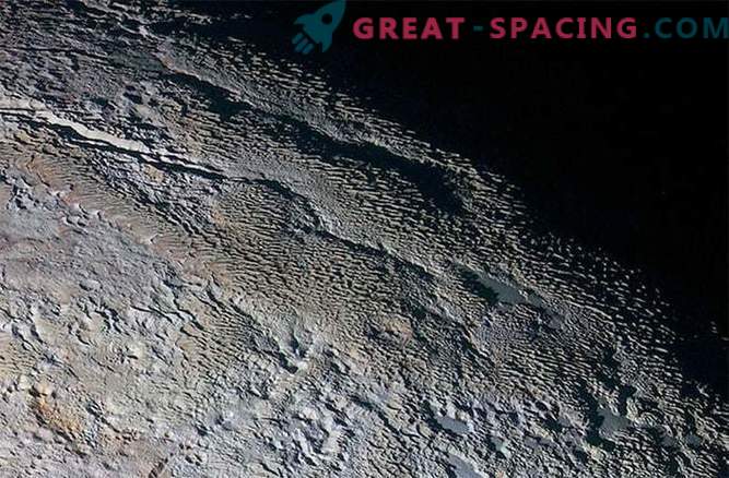 Turul misterios al lui Pluto: un peisaj ciudat asemănător cu pielea de șarpe