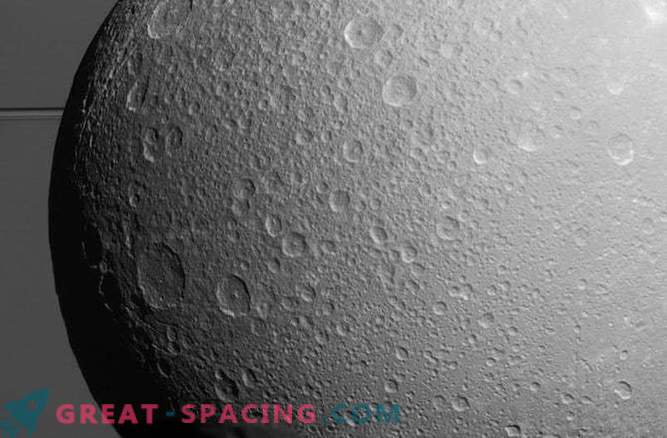O altă lună a lui Saturn poate ascunde oceanul subteran